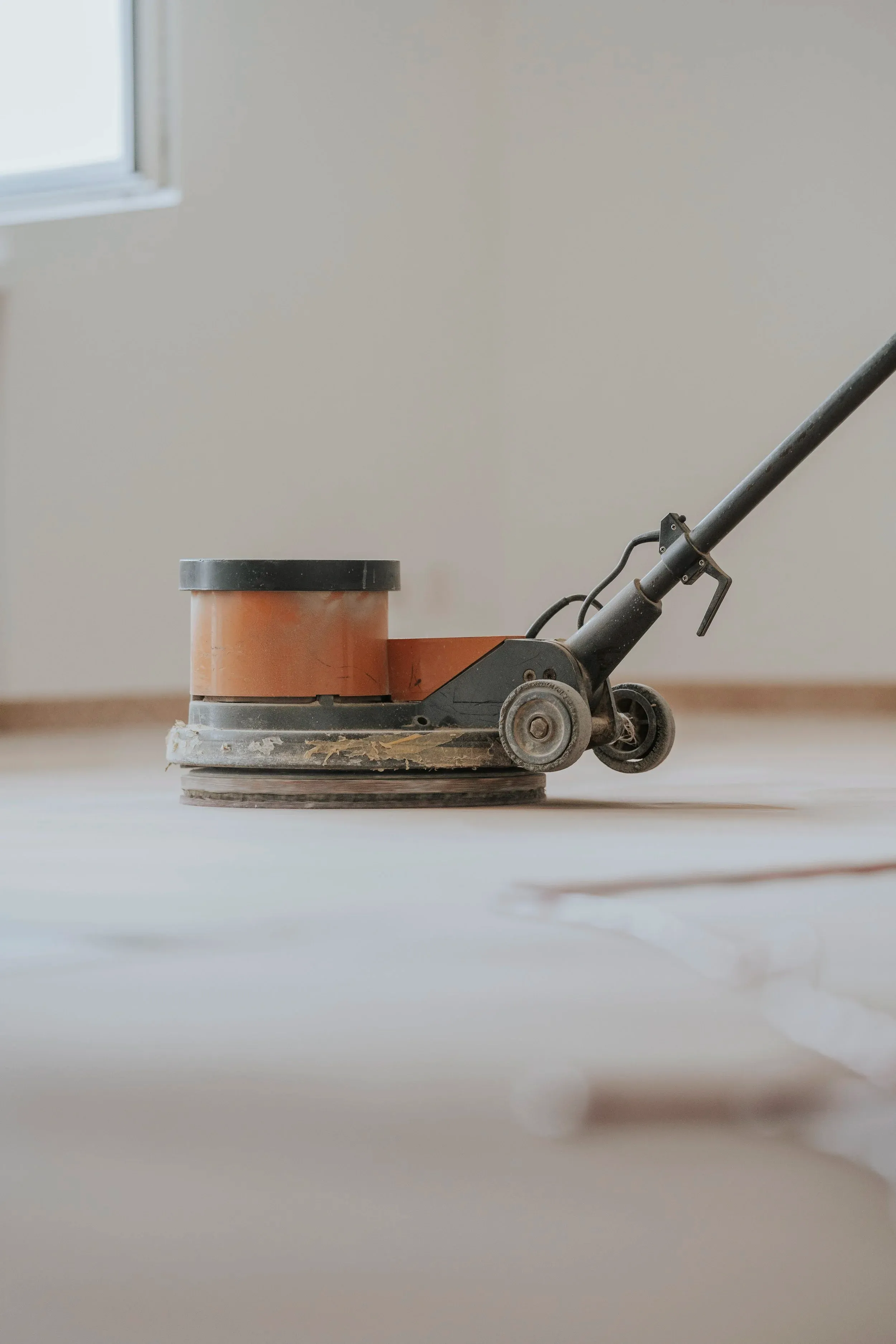 Esmerilhamento de piso – detalhe do trabalho