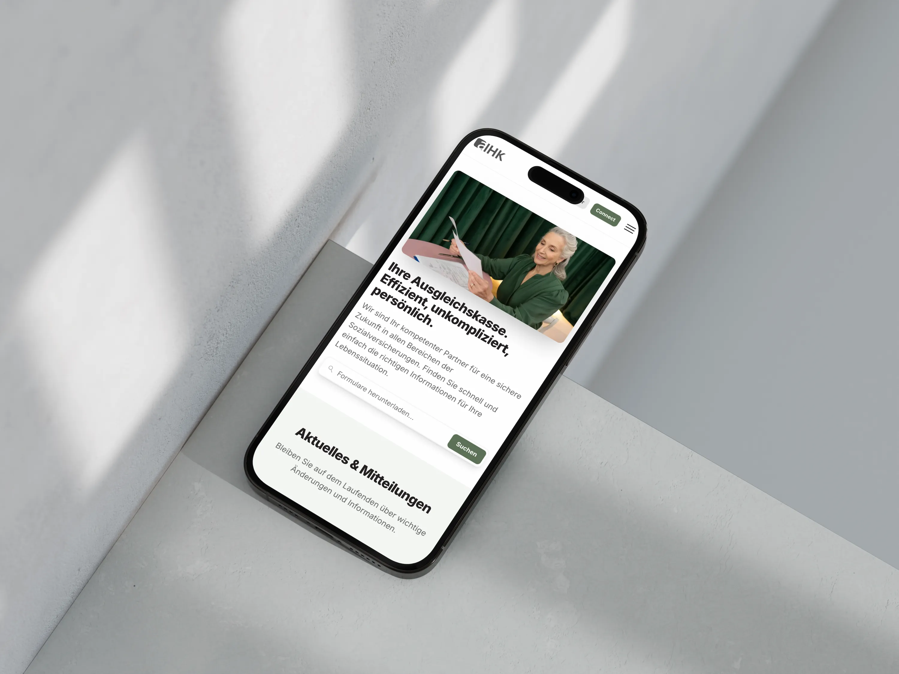 Mobile-Ansicht der neuen AIHK-Webseite auf einem iPhone — Hero «Ihre Ausgleichskasse. Effizient, unkompliziert, persönlich.»