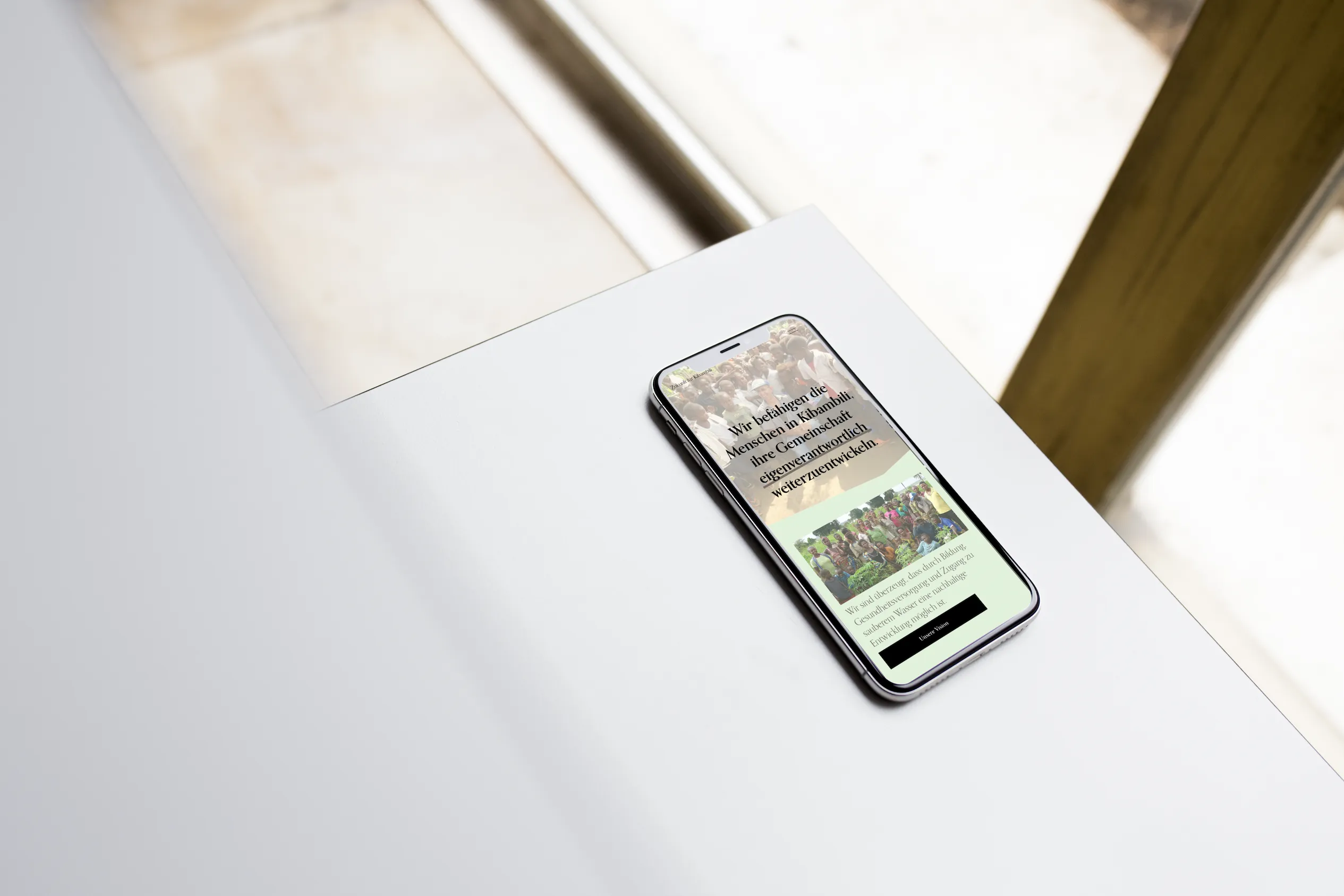 Person betrachtet die Webseite von Zukunft für Kibambili auf dem Smartphone