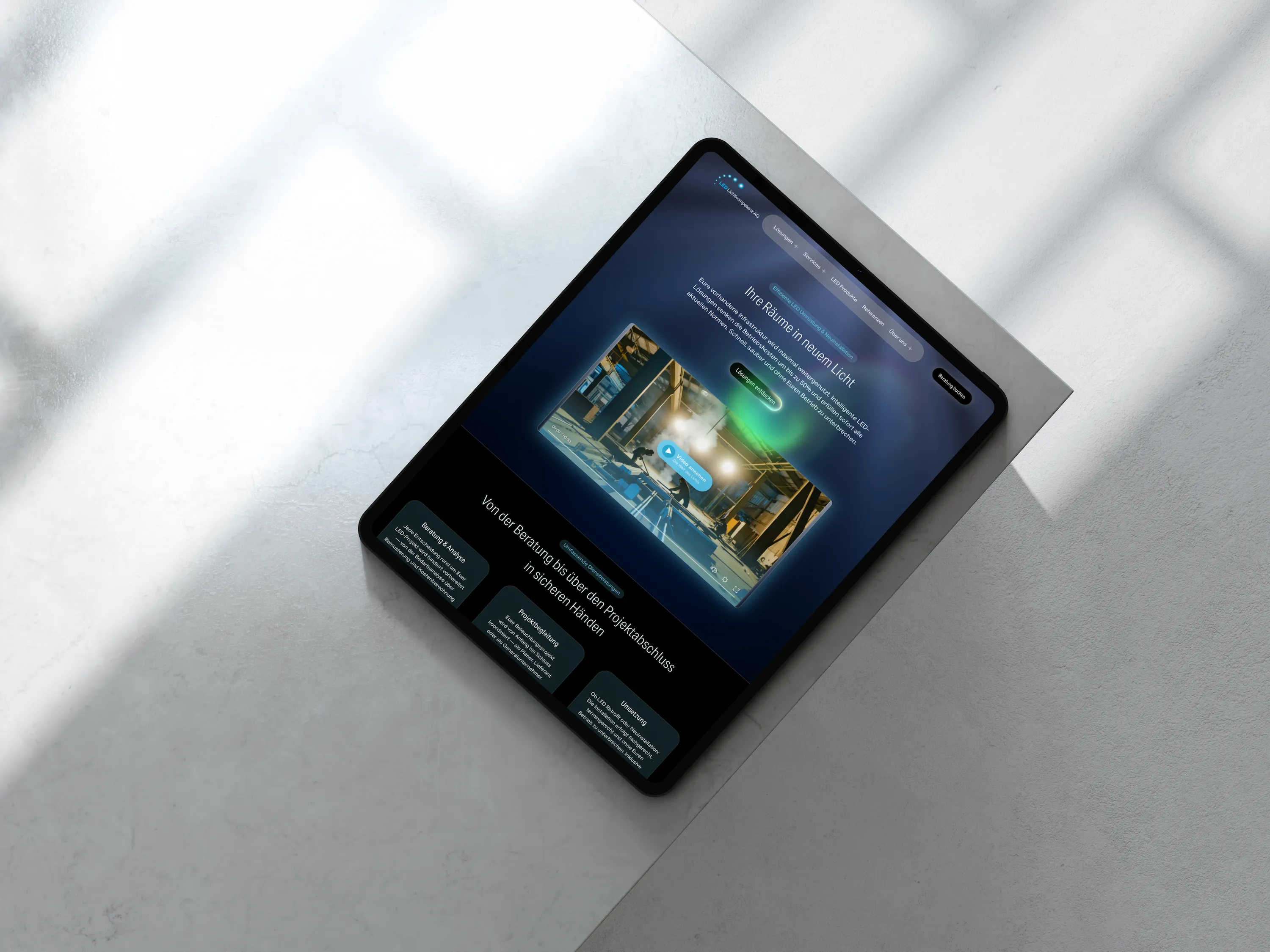 O novo site da LED Lichtkompetenz num iPad — Squarespace com efeitos de luz WebGL