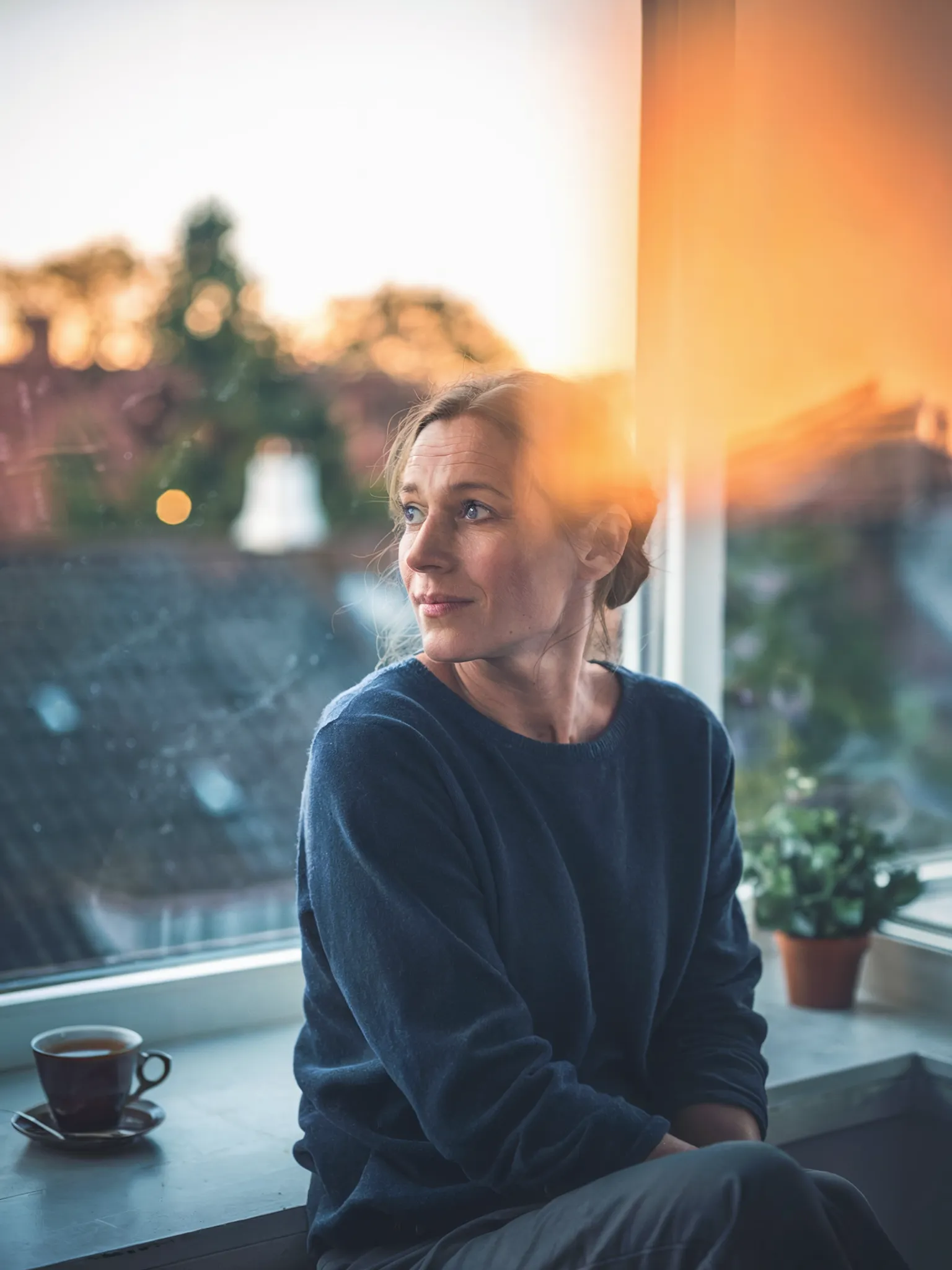 KI-generiertes Bild – Person am Fenster mit Blick in die Zukunft
