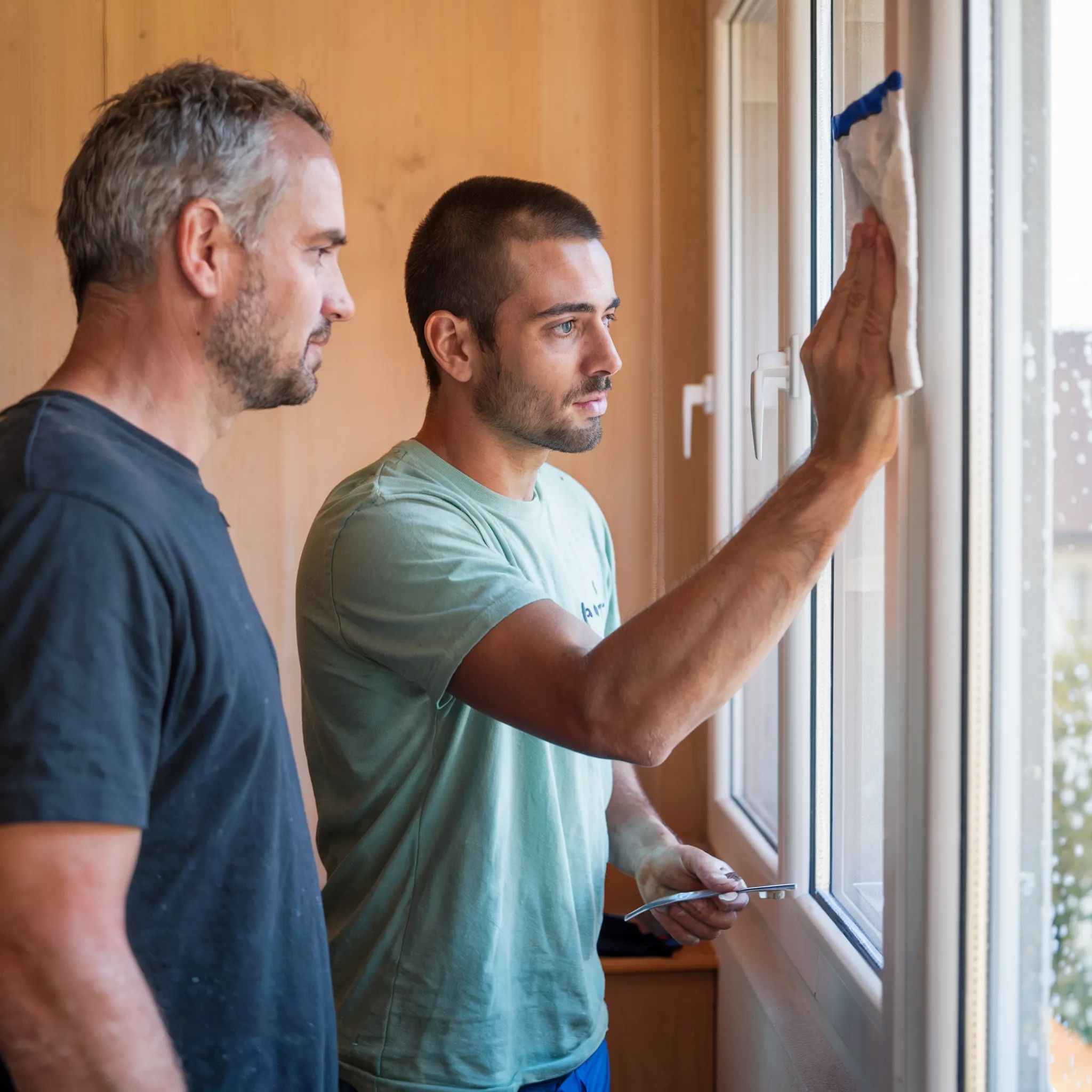 AI-generiertes Bild – Drei Personen in Gemeinschaft