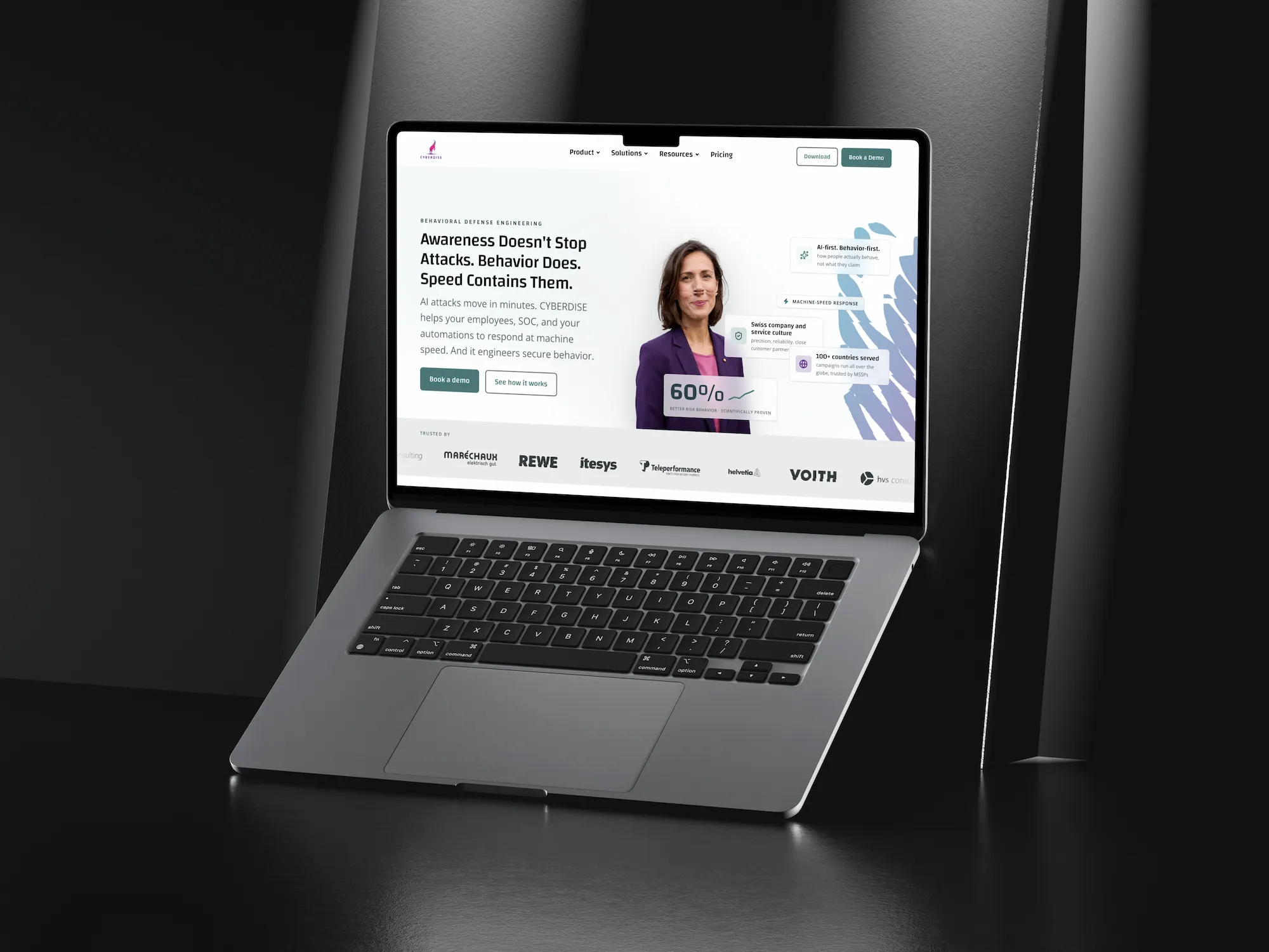 MacBook em fundo escuro com a página inicial da plataforma de segurança