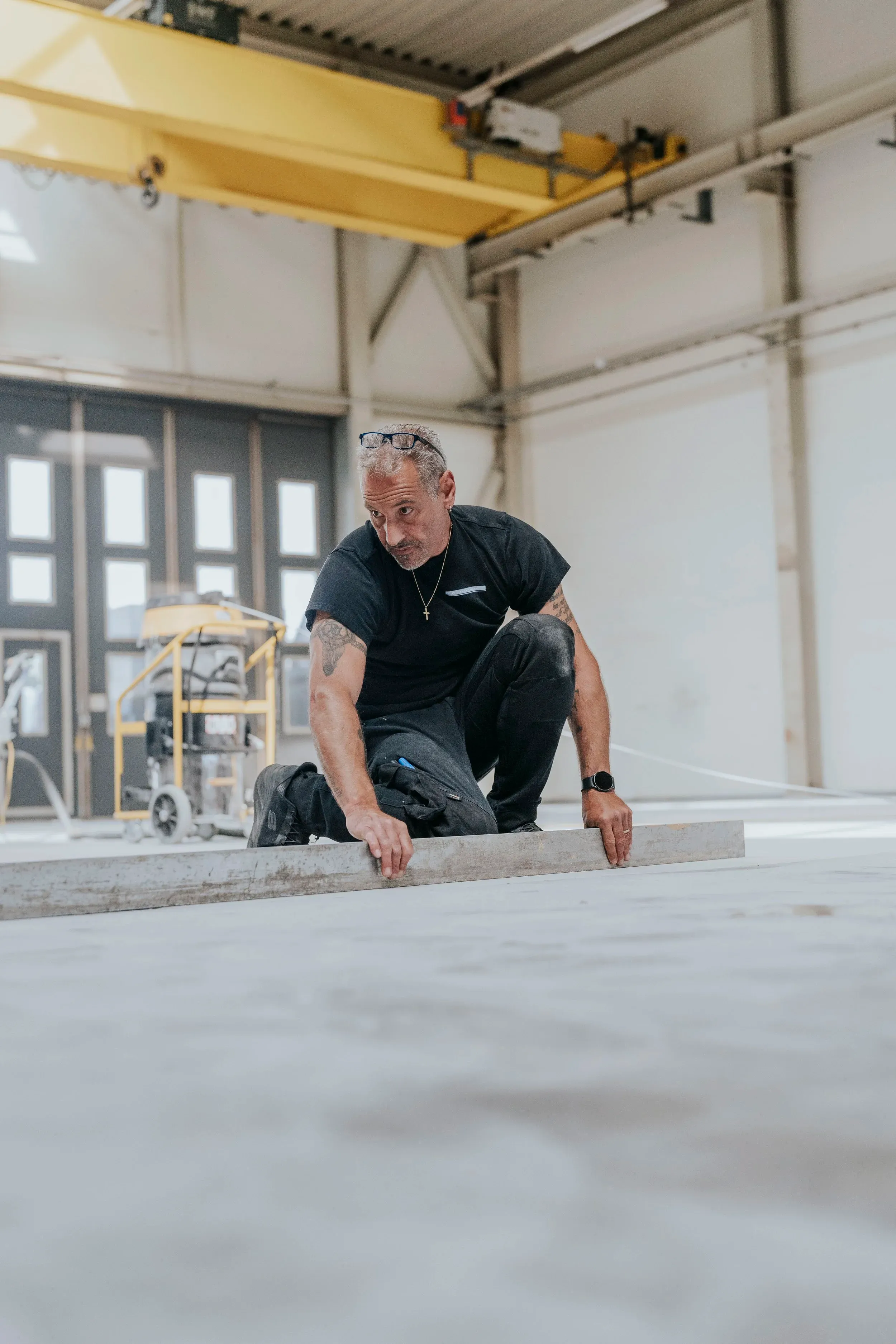 Roger Fenner beim Boden vorbereiten